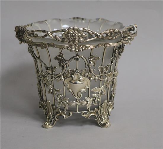 A Victorian pierced silver sugar basket, by The Barnards, London, 1844, height 10cm.